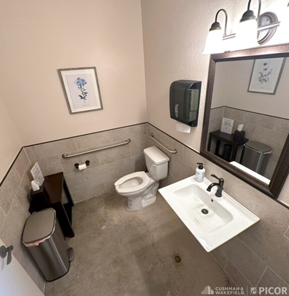 More Photos Of 1601 N Tucson Blvd, Tucson Medical For Sale