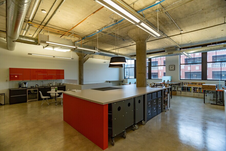 More Photos Of 2545 W Diversey Ave, Chicago Loft Creative Space For Lease