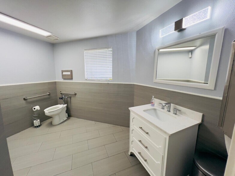 More Photos Of 867 W Lancaster Blvd, Lancaster Medical For Lease