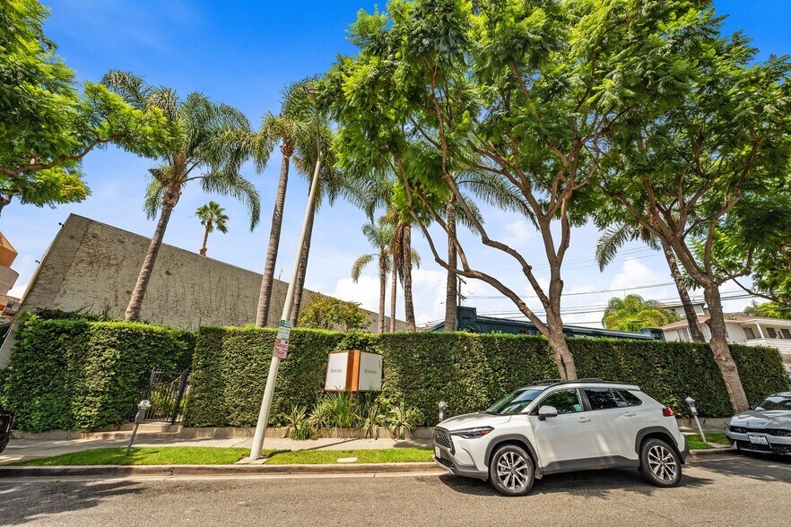More Photos Of 1111 N Crescent Heights Blvd, West Hollywood General Retail For Sale