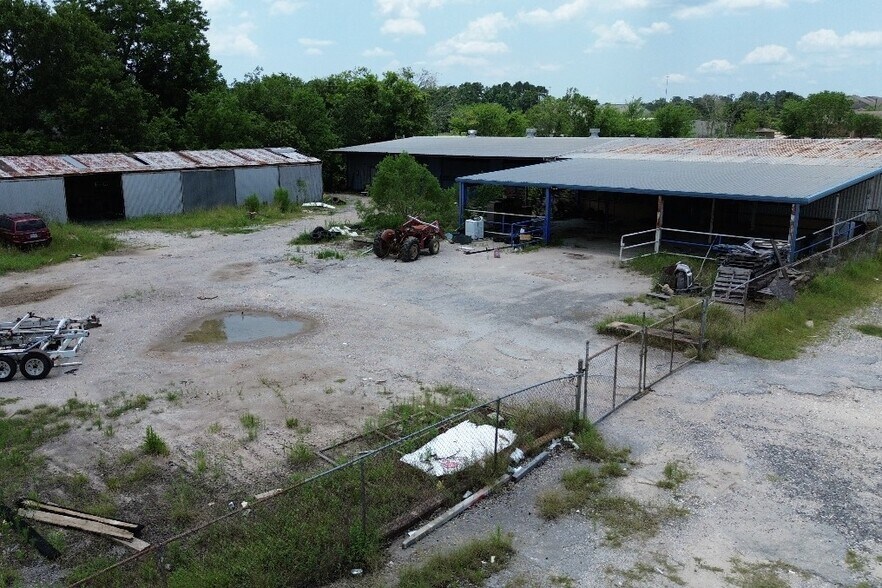 More Photos Of 3999 S 11th St, Beaumont Light Manufacturing For Sale