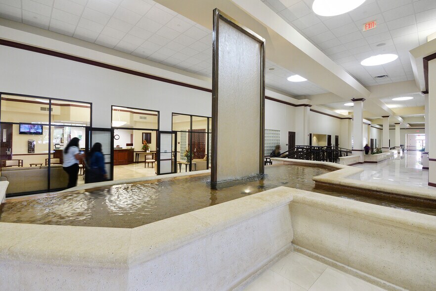 More Photos Of 2101 Vista Pkwy, West Palm Beach Office For Lease