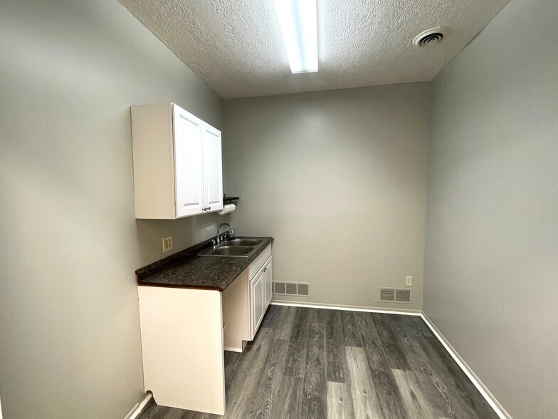More Photos Of 6947 Promway Ave NW, North Canton Office For Lease