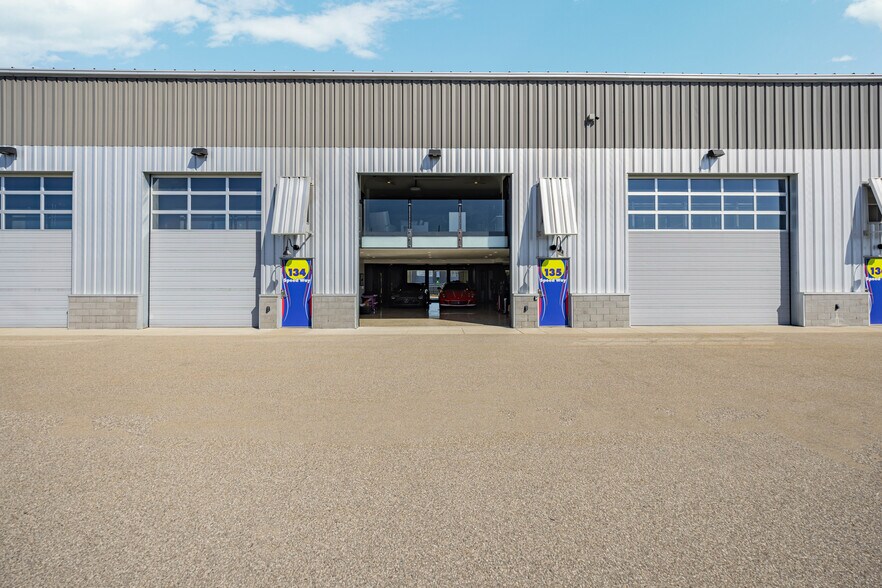 More Photos Of 135 W Speed Way, Pontiac Showroom For Sale