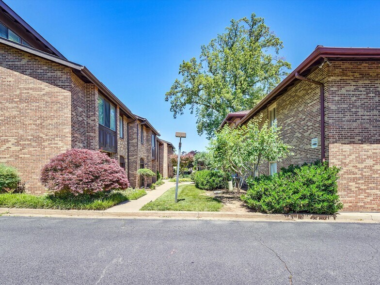 More Photos Of 311 Maple Ave W, Vienna Medical For Lease