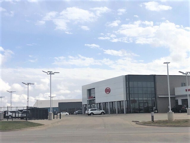 More Photos Of 8909 W Kellogg Dr, Wichita Storefront For Lease