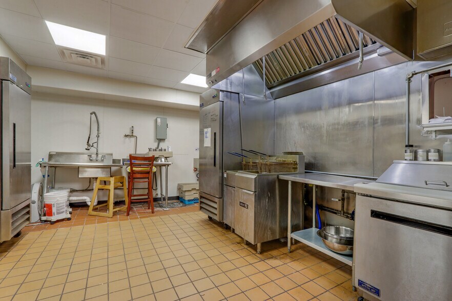 More Photos Of 631 S Broadway St, Menomonie Bar For Sale