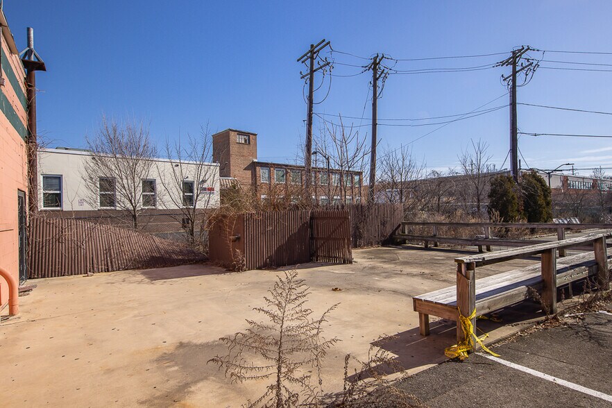 More Photos Of 12 E Dexter Plz, Pearl River Warehouse For Lease