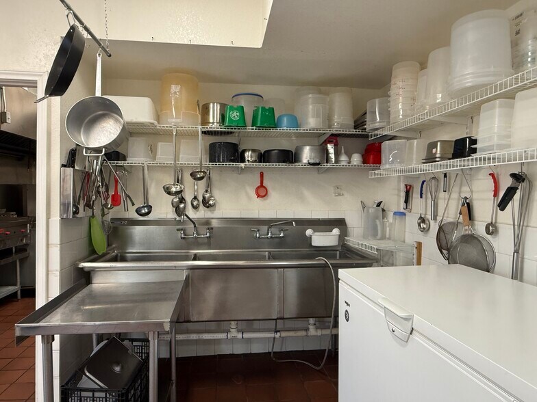 More Photos Of 5402 S Zarzamora St, San Antonio Restaurant For Sale