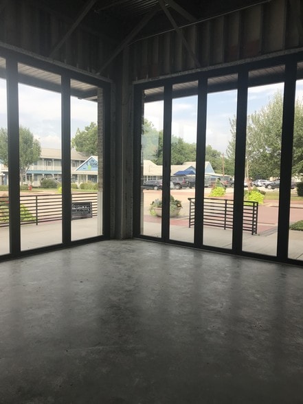 More Photos Of 409 N Oak St, Roanoke Storefront Retail Office For Lease