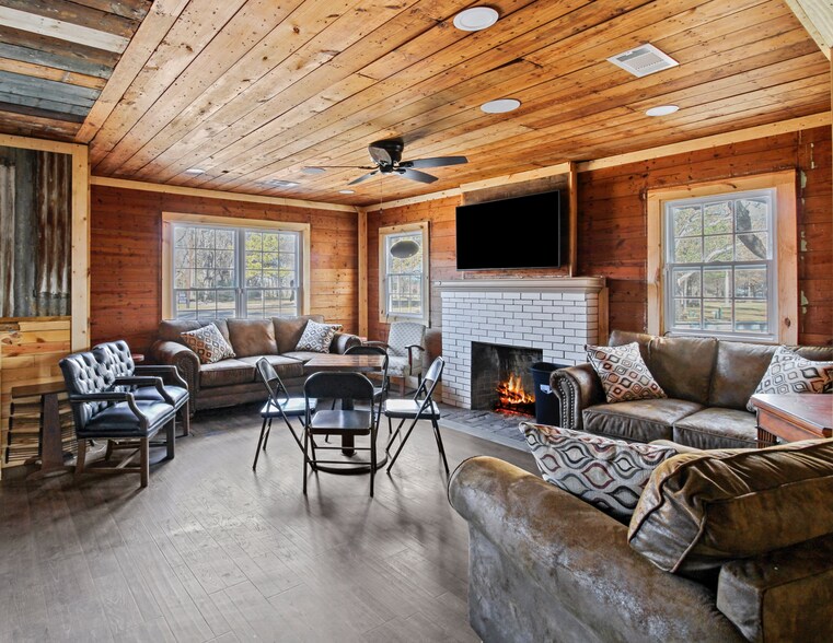 More Photos Of 1450 FM 279, Ben Wheeler Restaurant For Lease