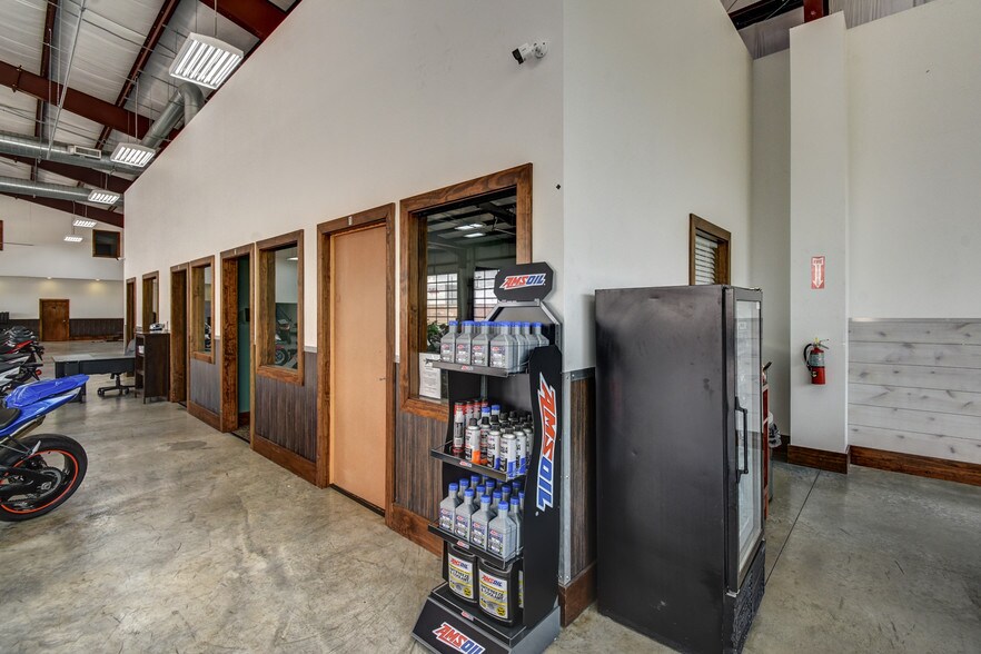 More Photos Of 14902 N Fwy Service Rd, Houston Freestanding For Lease