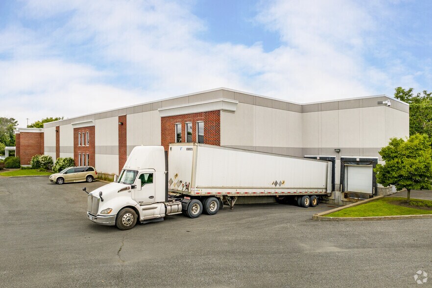 More Photos Of 2686 Ch de la Petite-Côte, Laval Light Distribution For Sale