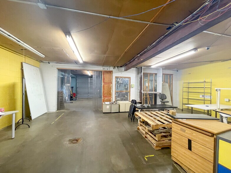 More Photos Of 2303 SE 14th St, Des Moines Warehouse For Lease