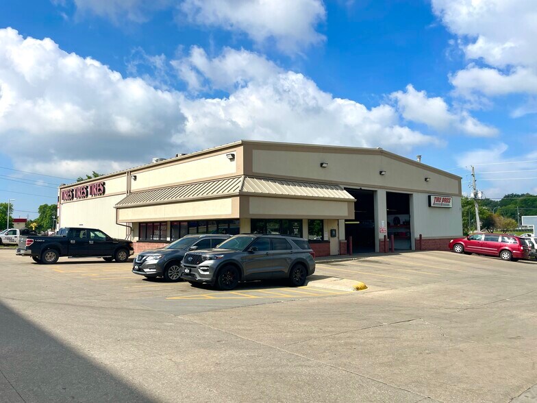 More Photos Of 1901 Hamilton Blvd, Sioux City Storefront For Lease
