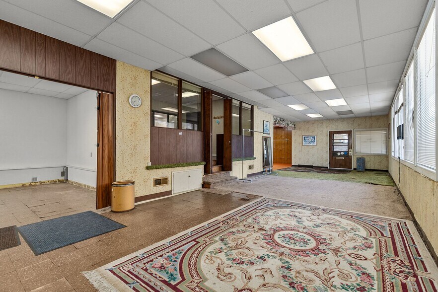 More Photos Of 754 N Main St, Oshkosh General Retail For Sale