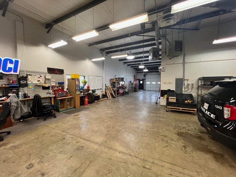 More Photos Of 1365 W Bloomfield Rd, Bloomington Storefront Retail Office For Lease