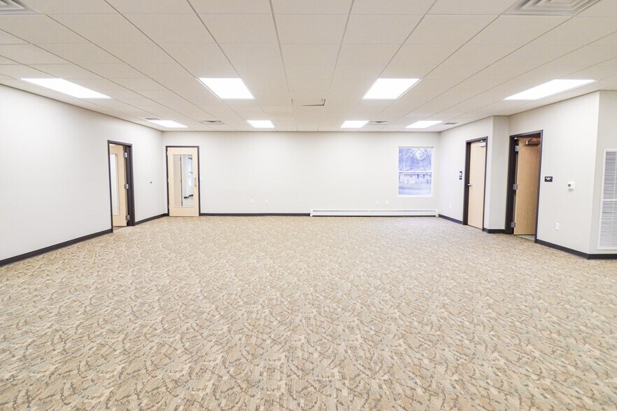 More Photos Of 2120 S Ridge Rd, Green Bay Office For Lease