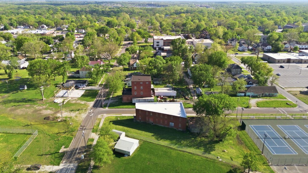 More Photos Of 512 Monroe st, Iola Loft Creative Space For Sale