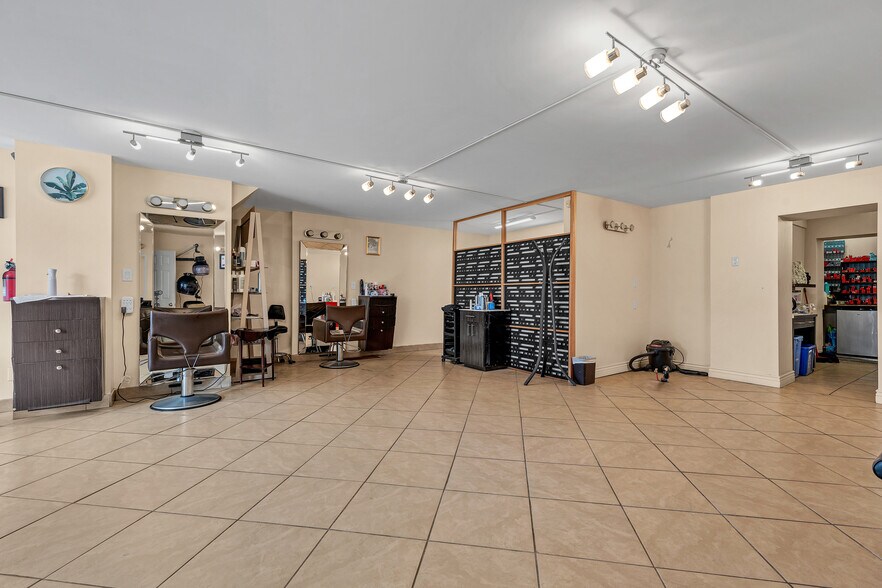 More Photos Of 70 Ottawa St N, Hamilton Storefront Retail Residential For Lease