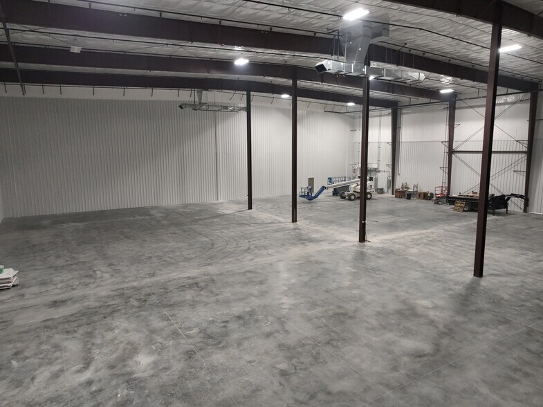More Photos Of 2300 Raney, Effingham Warehouse For Lease