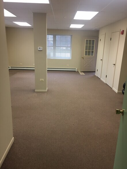 More Photos Of 7041 Willow Springs Rd, Countryside Office For Lease