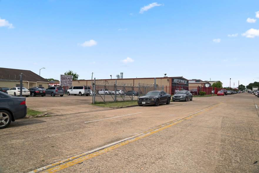 More Photos Of 9903 Honeywell St, Houston Warehouse For Sale