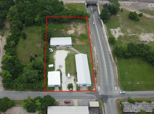 More Photos Of 309 N East St, Sherman Warehouse For Lease