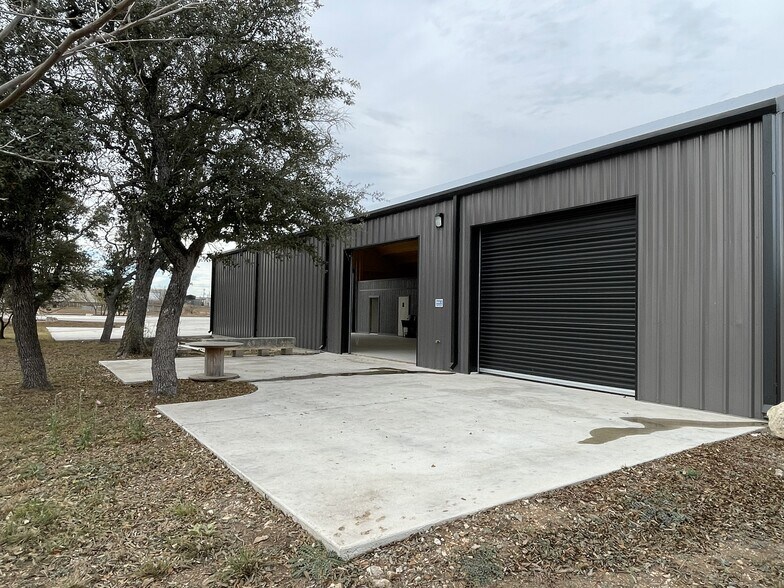 More Photos Of 606 Mill Run, Kerrville Warehouse For Lease