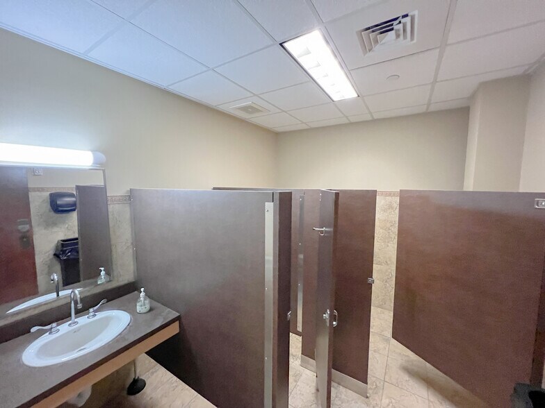 More Photos Of 17420 Highway 190 E, Hammond Showroom For Sale