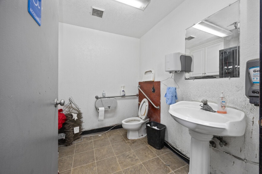 More Photos Of 620 E 2nd St, Santa Ana Service For Sale