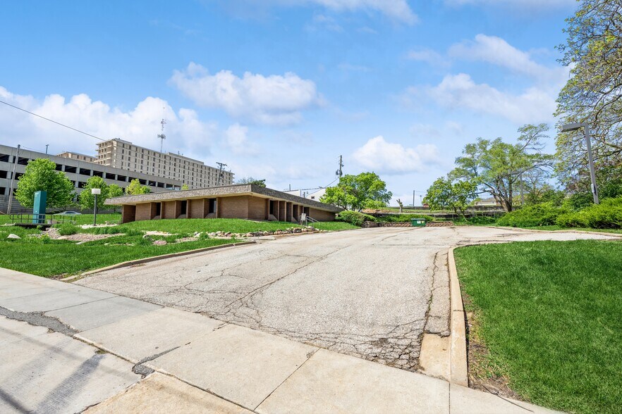 More Photos Of 303 University Ave, Des Moines Medical For Sale