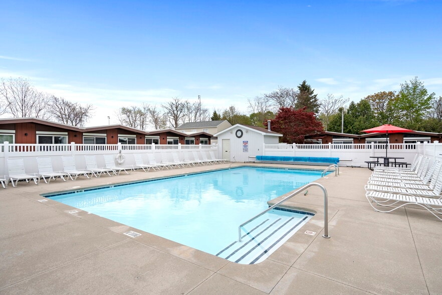 More Photos Of 612 N Lakeshore Dr, Ludington Hotel For Sale