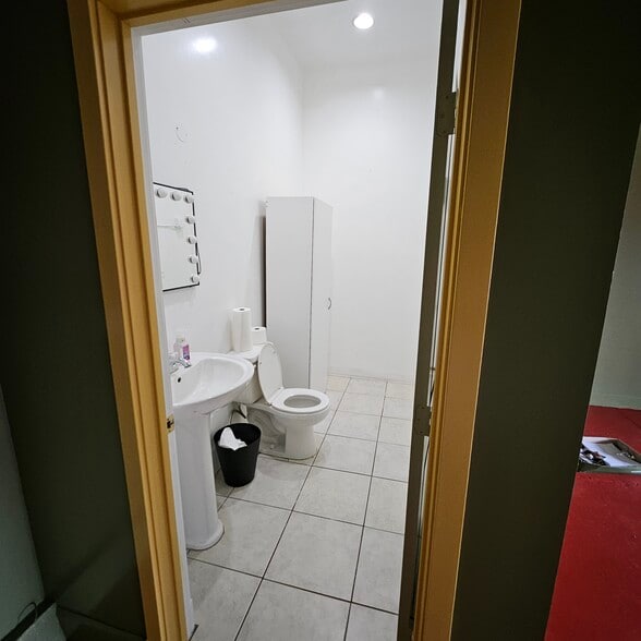 More Photos Of 800-810 W 9th St, San Pedro Office For Sale