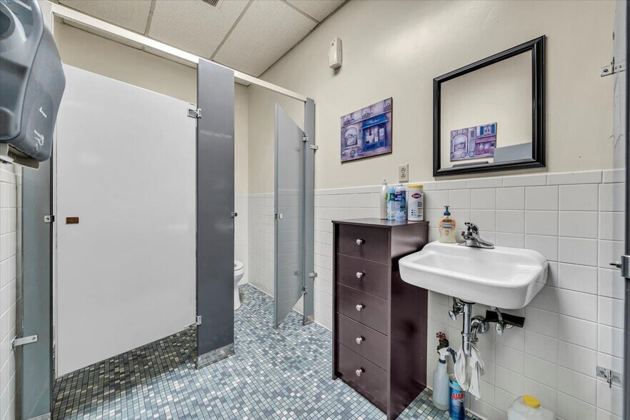 More Photos Of 650 Frith Dr, Ridgeway Manufacturing For Lease