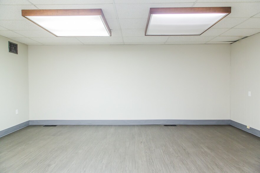 More Photos Of 10308 State Line Rd, Leawood Office For Lease