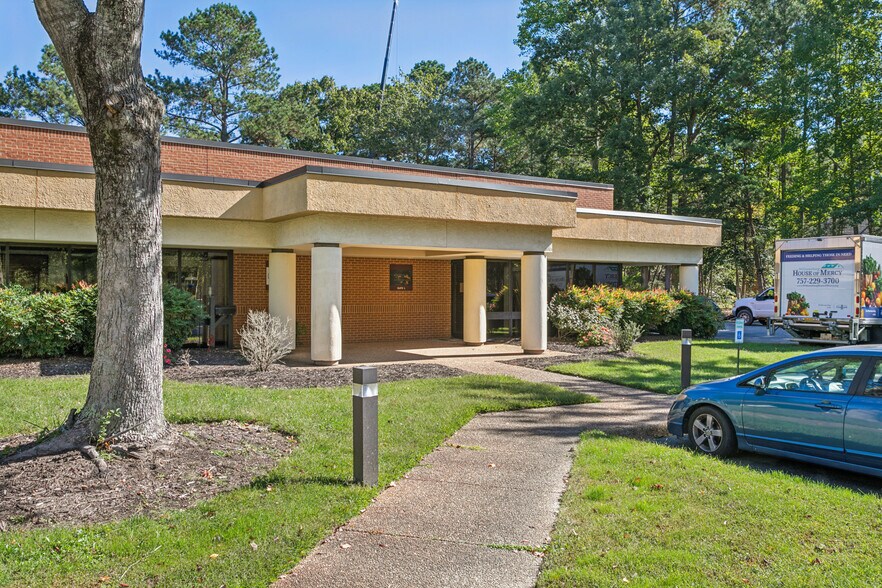 More Photos Of 309 McLaws Cir, Williamsburg Research And Development For Lease