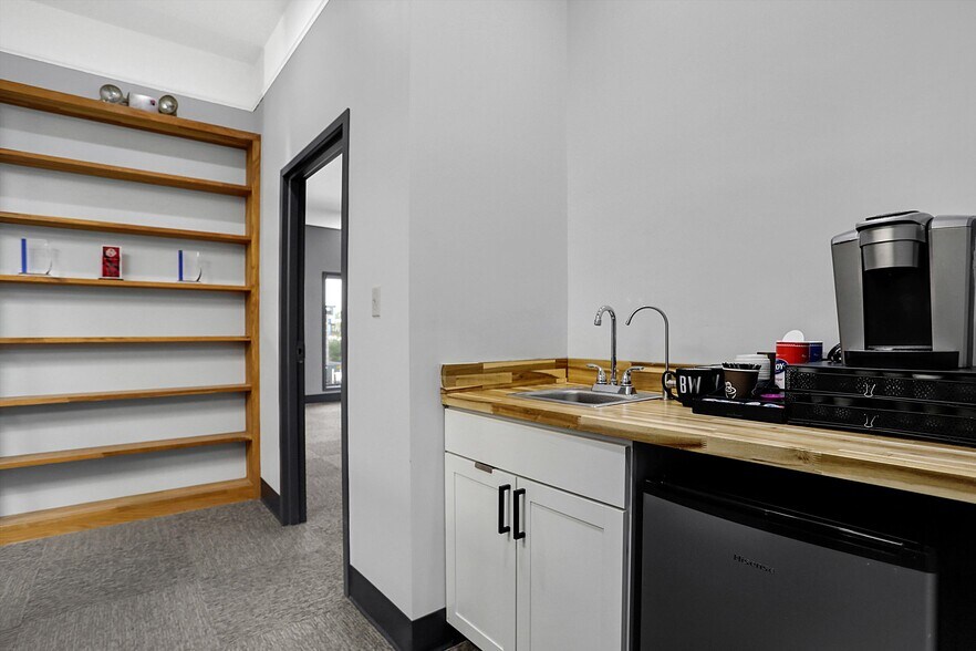 More Photos Of 615 Russell Ave, Indianapolis Medical For Sale