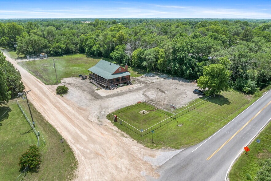 More Photos Of 1499 N Meridian Rd, Peck Restaurant For Sale