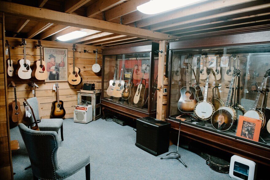 More Photos Of 920 S Chapman St, Greensboro Storefront For Lease