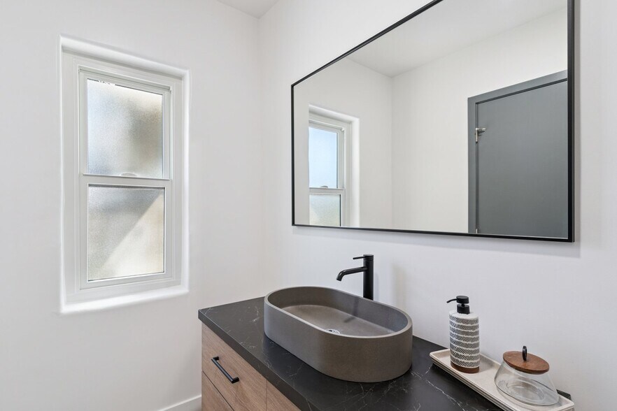 More Photos Of 203-215 N Victory Blvd, Burbank Office For Lease