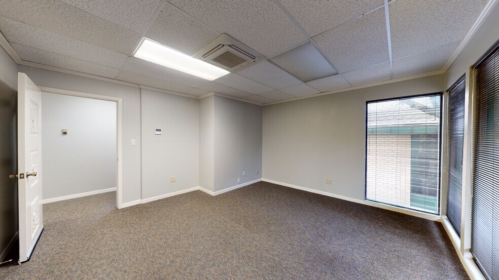 More Photos Of 2525 Wallingwood Dr, Austin Unknown For Lease