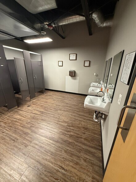 More Photos Of 929 Childs St, Wheaton Warehouse For Lease