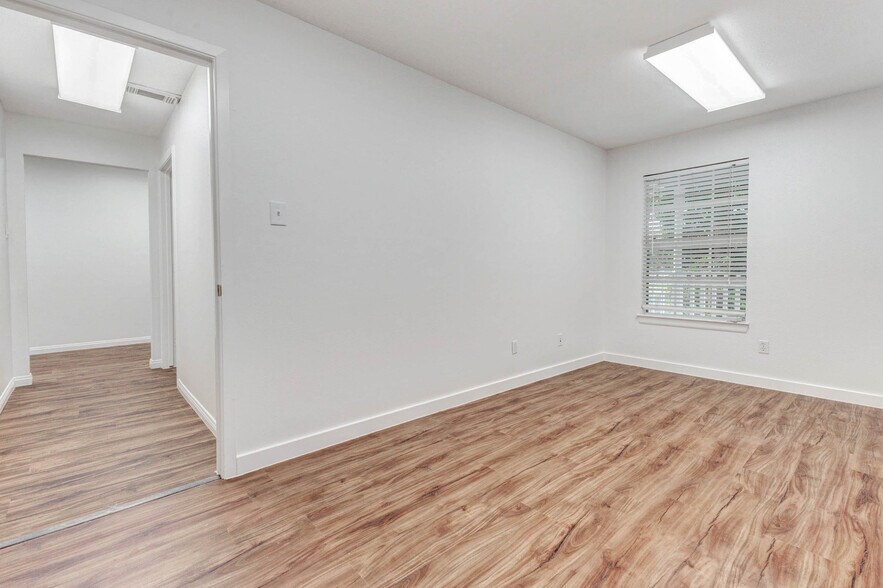 More Photos Of 1324 Avenue D, Katy Medical For Sale