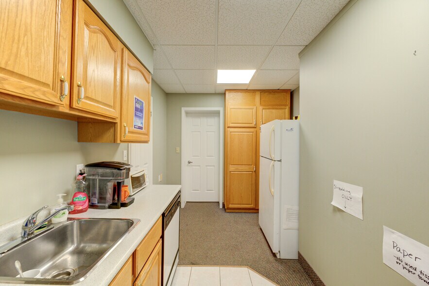 More Photos Of 127 Charing Cross St, Brantford Office For Sale