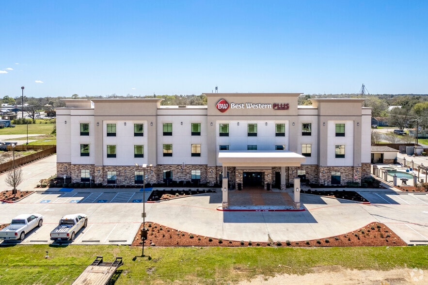 More Photos Of 310 E I 10 Frontage Rd, Flatonia Hotel For Sale