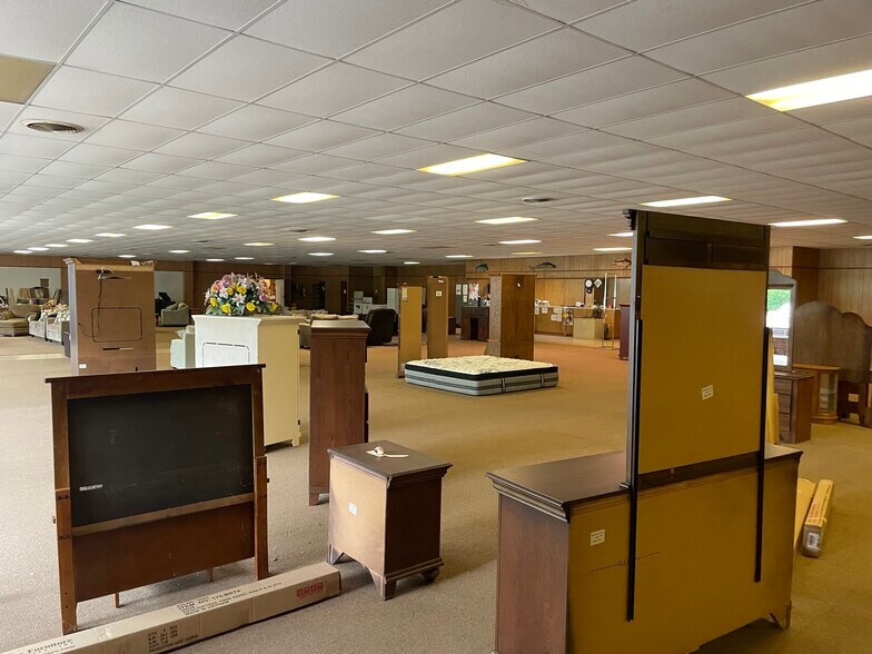 More Photos Of 1310 Elliott Blvd, Jasper Showroom For Sale