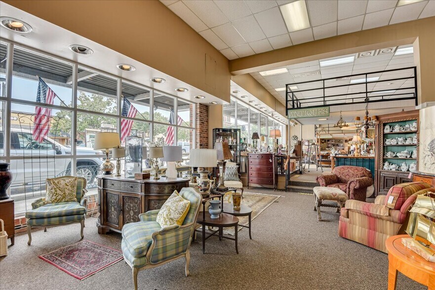 More Photos Of 114 W 6th St, Waynesboro Showroom For Sale