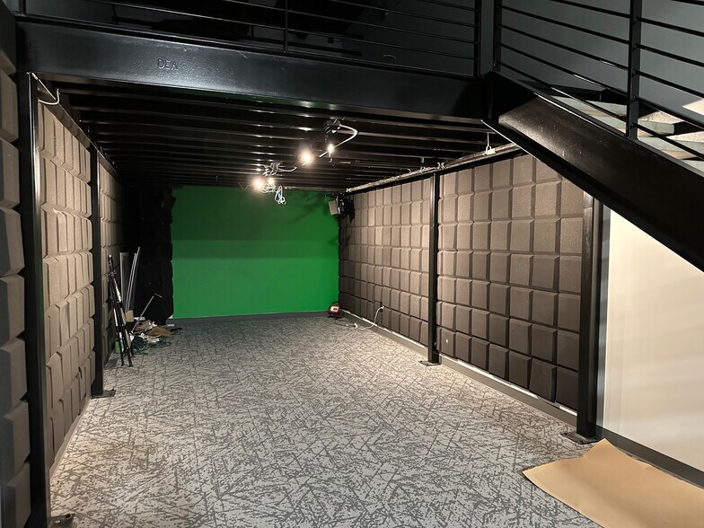 More Photos Of 4229 N FM 620 Hwy, Austin Showroom For Sale