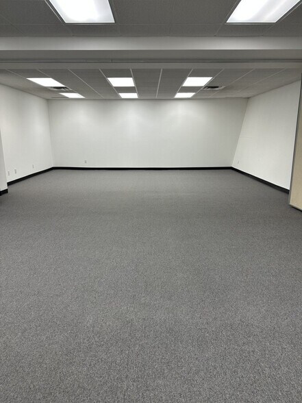 More Photos Of 272-278 Rue Sainte-Catherine E, Montréal Storefront Retail Office For Sale